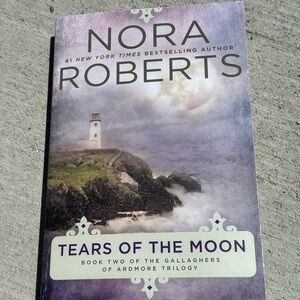 Nora Roberts - Tears of the Moon (Purple Cover)